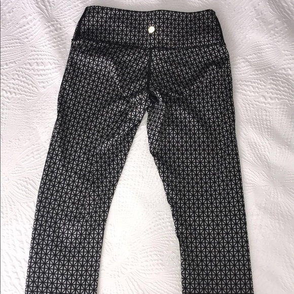 Grey and black design lululemon legging - Picture 2 of 7